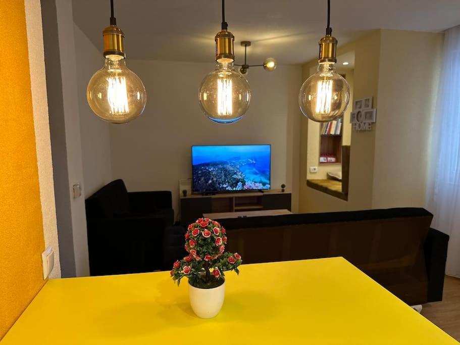 Ora-Prn,Peaceful Central Apartment พริสตีนา ภายนอก รูปภาพ