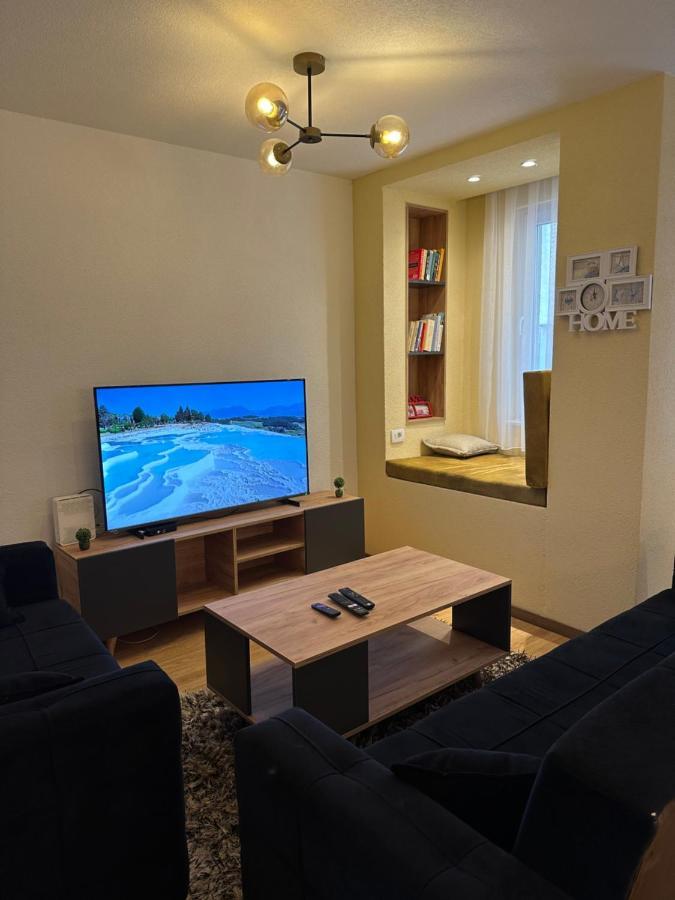 Ora-Prn,Peaceful Central Apartment พริสตีนา ภายนอก รูปภาพ