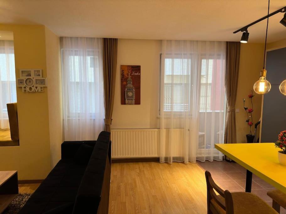 Ora-Prn,Peaceful Central Apartment พริสตีนา ภายนอก รูปภาพ